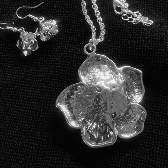 Calling all rose lovers rose statement silver necklace & smaller earrings set - Picture 7 of 7